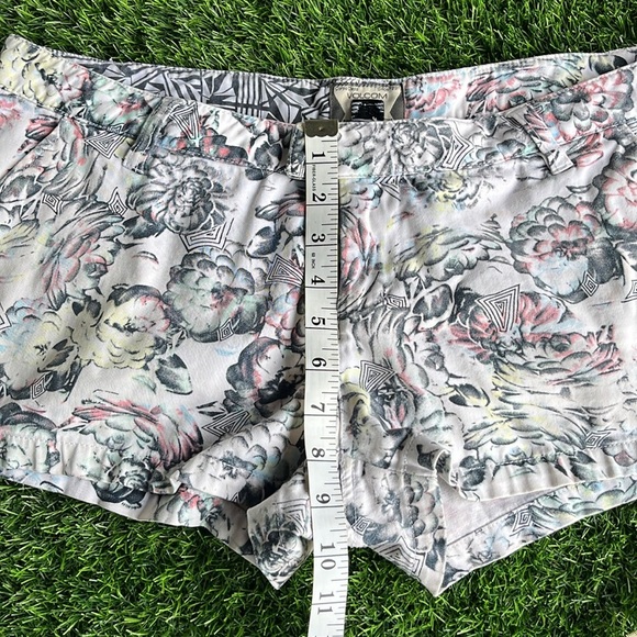 VOLCOM Floral Print Shorts size 11 - Picture 3 of 9
